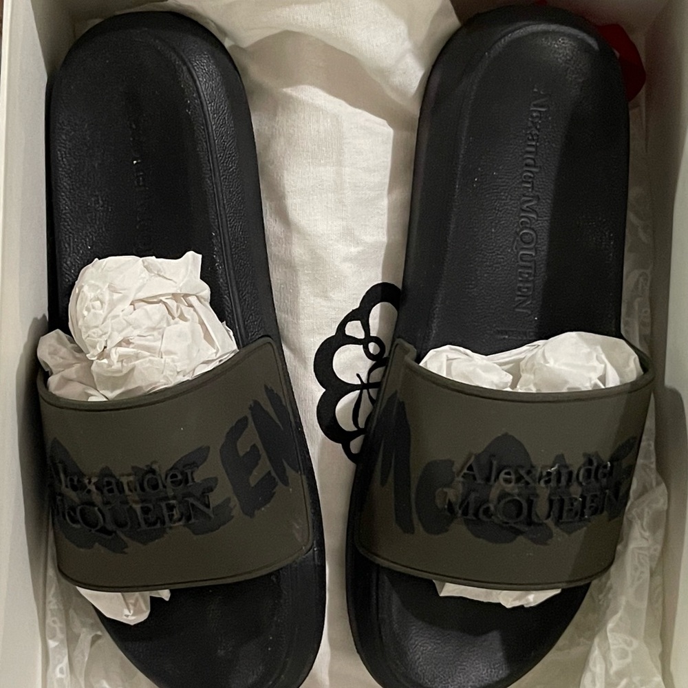 💚🖤Alexander McQueen Pool Slides
